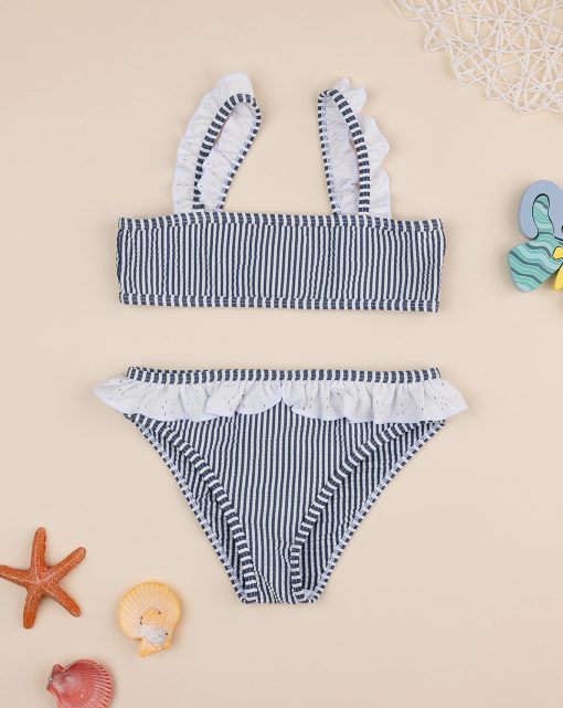 Costum de baie in dungi cu dantela sangallo